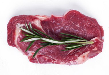 Yiyecekler. Masada çiğ biftek var.