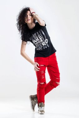 Beyaz arka planda hip-hop dansçısı