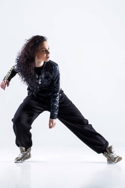 Beyaz arka planda hip-hop dansçısı