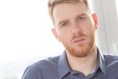 Mavi gömlekli yakışıklı adam.