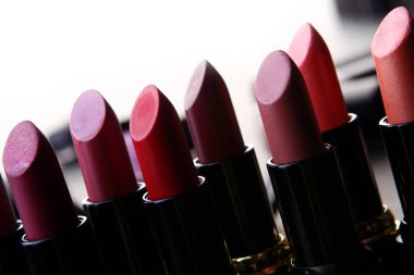 Masada bazı kozmetik parçalar var.