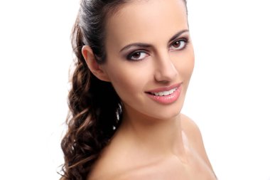 Beyaz arka planda sevimli, çekici bir kız.