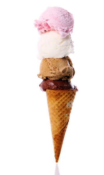 Vaflovací Kornout Čtyřmi Kopečky Zmrzliny Izolované Bílém — Stock fotografie