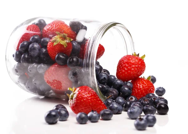 Yemek, doğa. Beyaz arka planda bir yığın lezzetli dut.