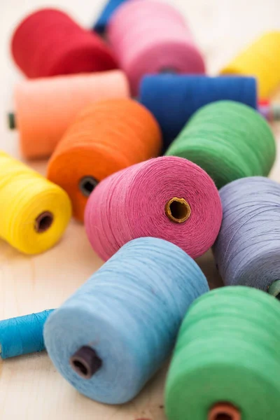 Пошив Одежды Много Разноцветных Нитей Столе — стоковое фото