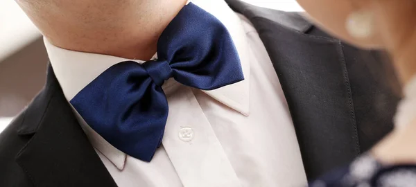 Джентльмен Смокінгу Блакитній Краватці — стокове фото