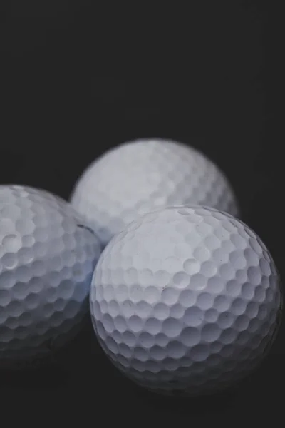 Siyah Arka Planda Birkaç Golf Topu Var — Stok fotoğraf