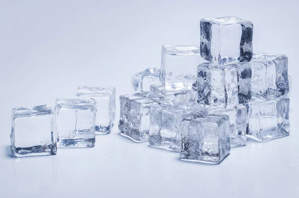 Frío Cubos Hielo Congelados Sobre Mesa — Foto de Stock