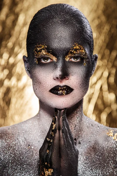 Güzellik. Harika makyajlı güzel bir kız.