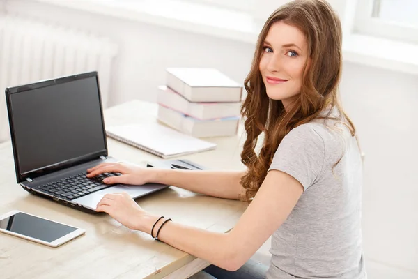 Estudante Escritório Bonita Linda Mulher Mesa — Fotografia de Stock