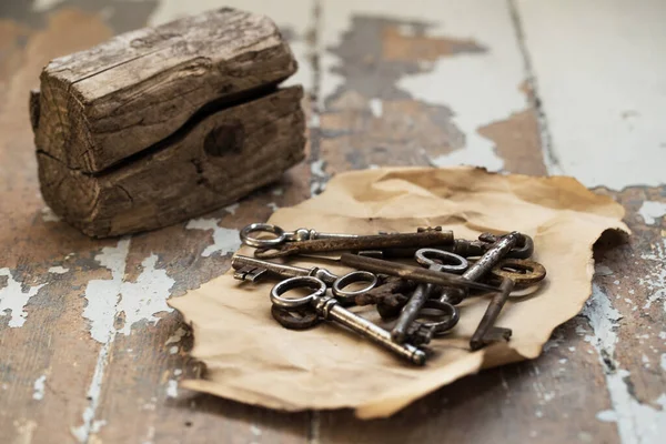 Vintage Chiavi Vecchie Rustiche Sul Tavolo — Foto Stock