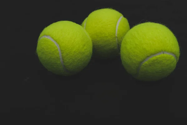 Weinig Tennisballen Een Zwarte Achtergrond — Stockfoto