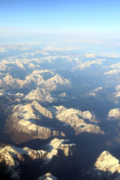 Uçaktan Dağlara Doğru Hava Manzarası — Stok fotoğraf