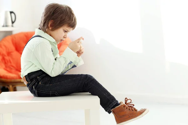 Adorable Lindo Niño Con Una Camisa Blanca —  Fotos de Stock