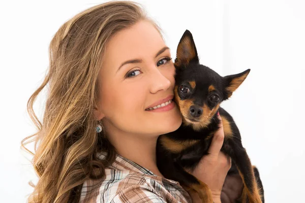 Köpekli çekici bir kadın.