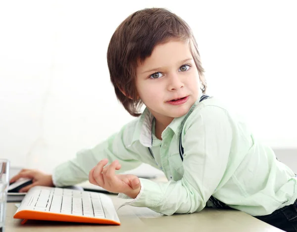 Adorable Lindo Niño Con Una Camisa Blanca —  Fotos de Stock