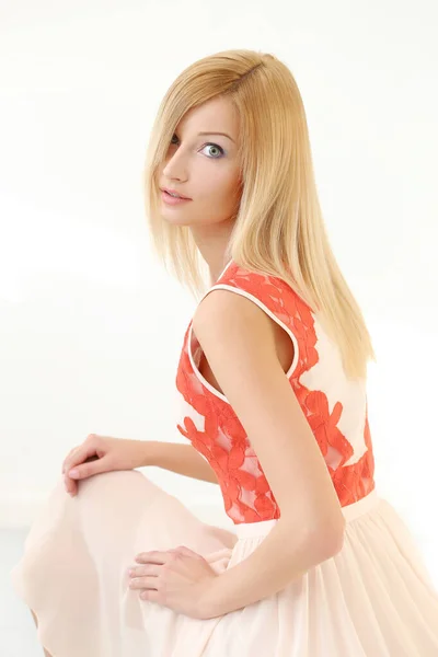 Schattig Aantrekkelijk Blond Een Witte Achtergrond — Stockfoto