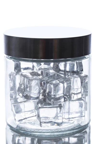 瓶の中の凍結氷のキューブ — ストック写真