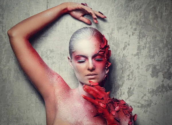 Güzellik. Harika makyajlı güzel bir kız.