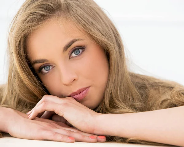 Güzel yüzlü çekici bir kadın.