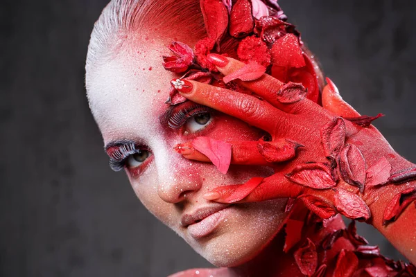 Güzellik. Harika makyajlı güzel bir kız.