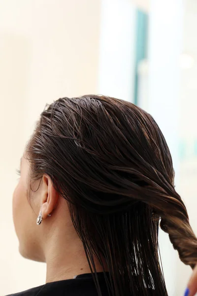 Kuaför Salonu Islak Saçlı Güzel Kız — Stok fotoğraf