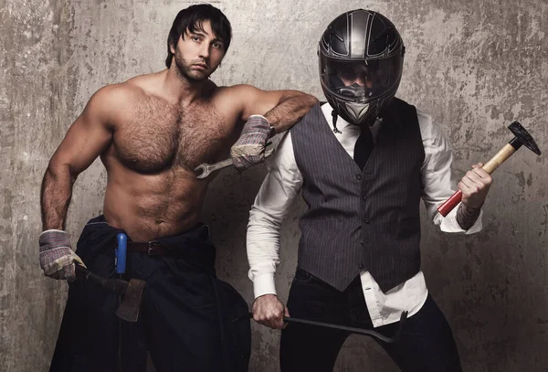 İnşaat aletleri olan güçlü ve çılgın adamlar.