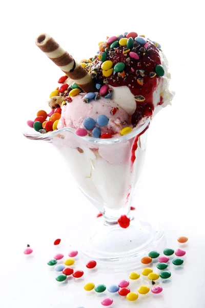 Deser Lodowy Kolorowymi Cukierkami Białym Tle — Zdjęcie stockowe