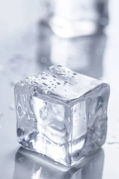 Frío Cubos Hielo Congelados Sobre Mesa —  Fotos de Stock