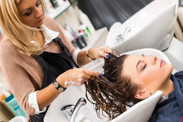 Peluquería Mujer Durante Lavado Cabello — Foto de Stock