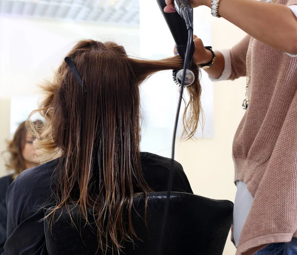 Kuaför Salonu Yeni Saç Stili Olan Güzel Kız — Stok fotoğraf