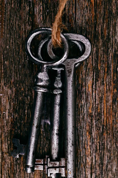 Παλιά Ρουστίκ Κλειδιά Στο Τραπέζι — Φωτογραφία Αρχείου