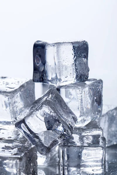 Frío Cubos Hielo Congelados Sobre Mesa —  Fotos de Stock