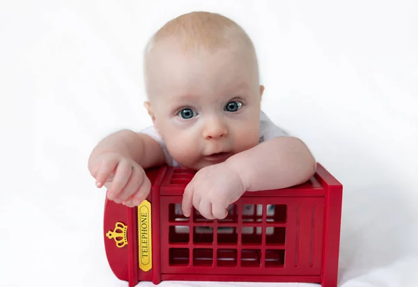 赤い電話ブースの上に赤ん坊の男の子 — ストック写真
