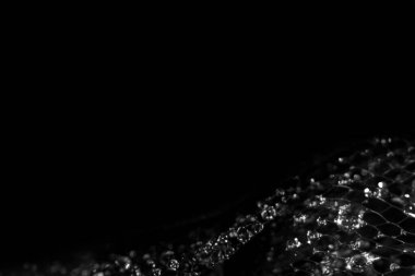 Kristal değerli taşlı soyut ağ sanatı. Su siyah ve beyaz arka plan sıçraması yapar.