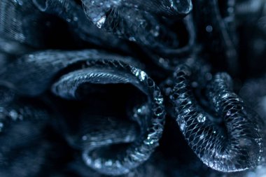 Kristal değerli taşlı soyut ağ sanatı. Su damlaları arka planda dolaşır.