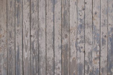 Kırsal bir ülkede eski ahşap panellerden yapılmış arka planda çiviler ve eski boyalar.