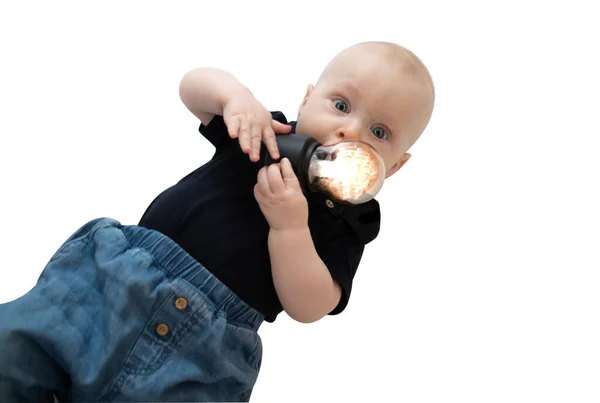 電球を点灯し 生態系 電気や電球上のエネルギー吸収の消費量についてのアイデアを持っている白い新生児の賢い男の子 — ストック写真
