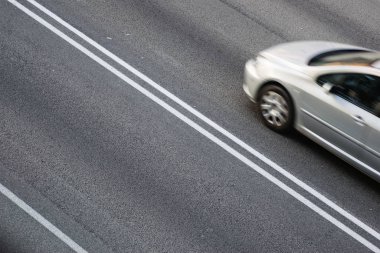 Hatları ve hızlı arabası olan bir yola yakın çekim.