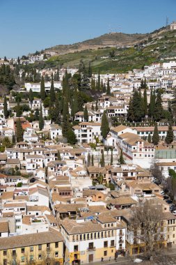 Akdeniz manzaralı, beyaz evlerle dolu bir kasaba.