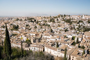 Akdeniz manzaralı, beyaz evlerle dolu bir kasaba.