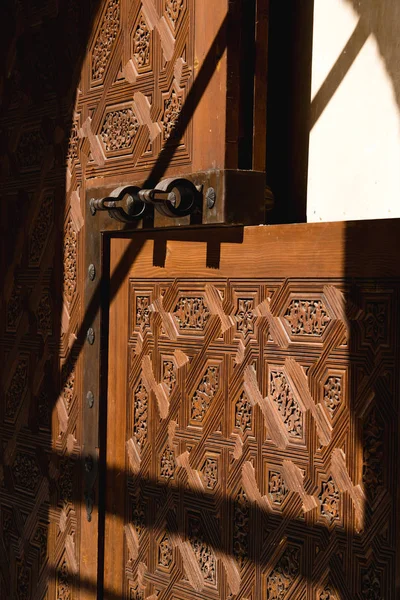 Cerradura de una puerta marrón de un palacio árabe en primer plano — Foto de Stock
