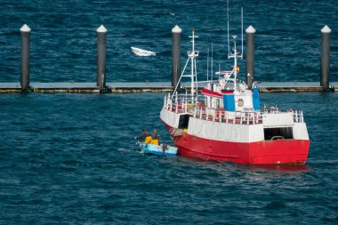 Atlant 'te güneşli bir günde İspanya' nın Finisterre limanında.