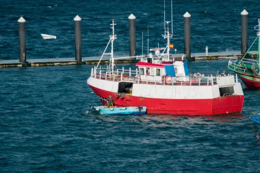 Atlant 'te güneşli bir günde İspanya' nın Finisterre limanında.