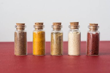 Tıpa saplı cam kavanozlar farklı renkte türler içerir. Yemek pişirmek için kırmızı biber gibi.