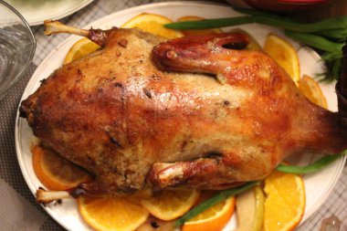 Kızarmış ördek elma ve portakallar ile doldurulmuş.