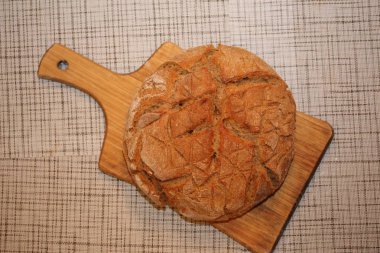 Siyah yuvarlak ekmek kesme tahtası üzerinde. Üstten Görünüm.