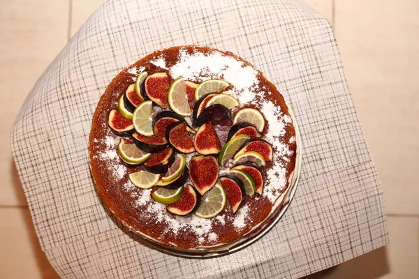 God rustik kex kaka med fikon, citroner och limefrukter skivor. — Stockfoto