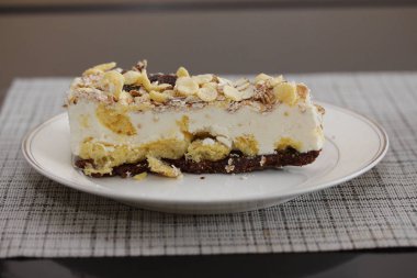 Bir dilim pasta plaka üzerinde. Müsli ile ev yapımı rustik tart.