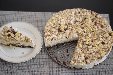 Bir dilim pasta plaka üzerinde. Müsli ile ev yapımı rustik tart.